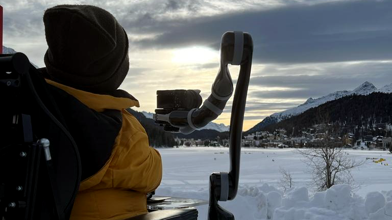 Fotografin in Schneelandschaft